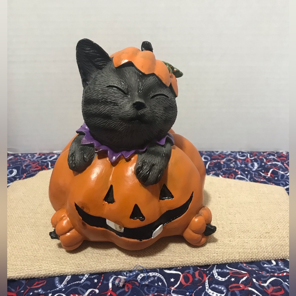 Halloween cat inside jack-o’-lantern resin statue Figurine